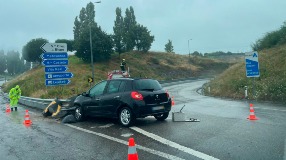 Despiste de ligeiro condiciona A4 na saída para Custóias, Matosinhos