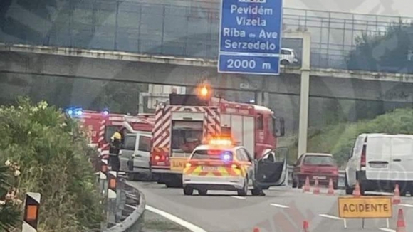 Despiste seguido de capotamento faz quatro feridos e condiciona A7 em Guimarães 