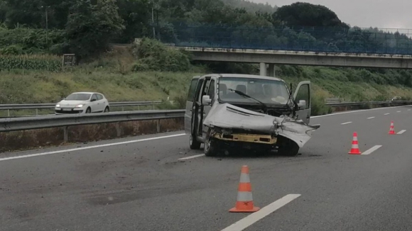 As imagens do despiste que está a condicionar a A7 em Guimarães