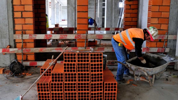 Construção enfrenta “dificuldades acrescidas” na contratação de trabalhadores estrangeiros