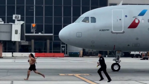 Invadiu pista de aeroporto, descalço e em tronco nu, e acabou detido pela polícia