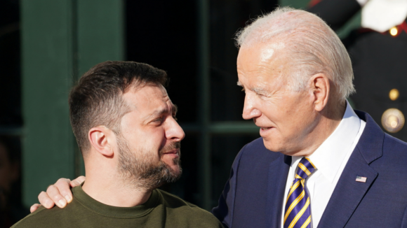 Biden protagoniza mais um momento insólito e chama Putin a Zelensky