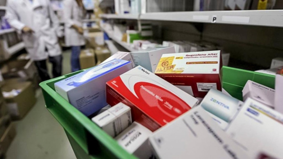 Probabilidade de um idoso não conseguir comprar medicamentos mais do que duplicou