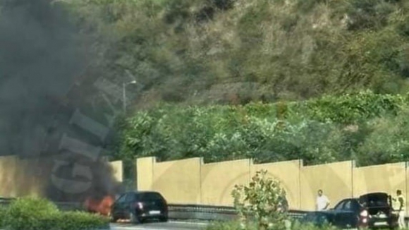 Carro incendeia-se na A4 em Penafiel