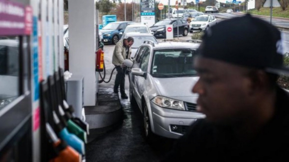 Vem a&iacute; uma descida no pre&ccedil;o dos combust&iacute;veis. Confira onde &eacute; mais barato abastecer