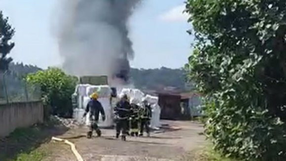 Incêndio deflagra em terreno na Maia onde estavam armazenados pláticos