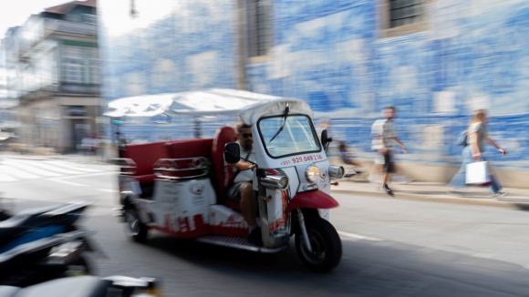 Tuk-tuks com restrições no Porto e comboios turísticos de saída do centro da cidade