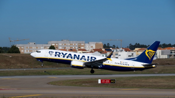 Ryanair tem redu&ccedil;&atilde;o de 45% nos lucros trimestrais