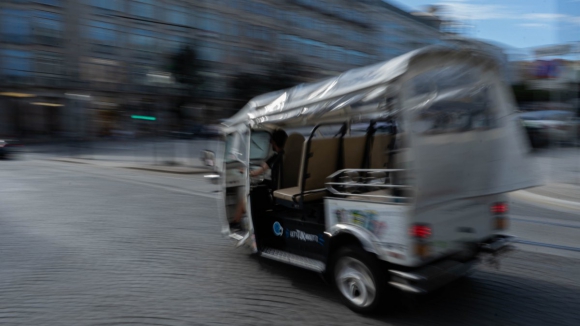 PSD, CDU e BE saúdam limitação de 'tuk-tuks' e autocarros turísticos no centro do Porto