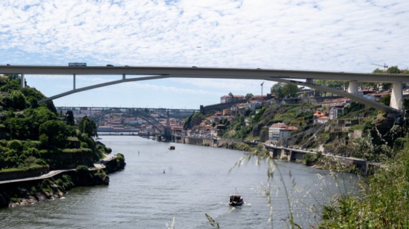 Comboio turístico e táxi envolvidos em acidente na Ponte do Infante