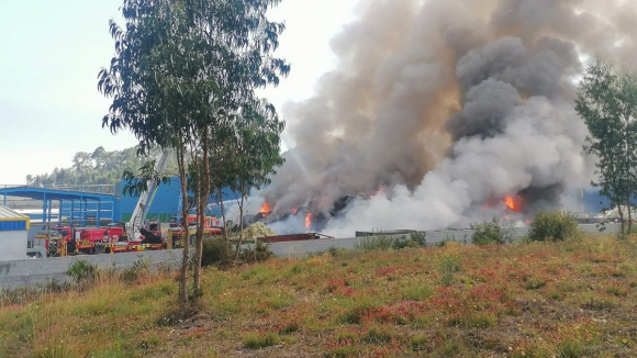 12 horas depois, fogo na empresa de pl&aacute;sticos na Trofa dado como extinto