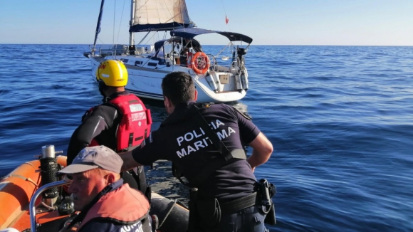 Resgatado tripulante de embarcação de pesca que caiu à água ao largo de Aveiro