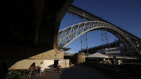 Detidos no Porto três homens suspeitos de tentar matar outros dois junto à ponte Luiz I