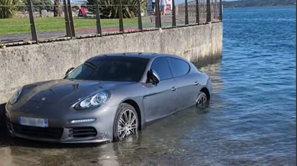 Carro fica parcialmente submerso após estacionamento indevido em Esposende