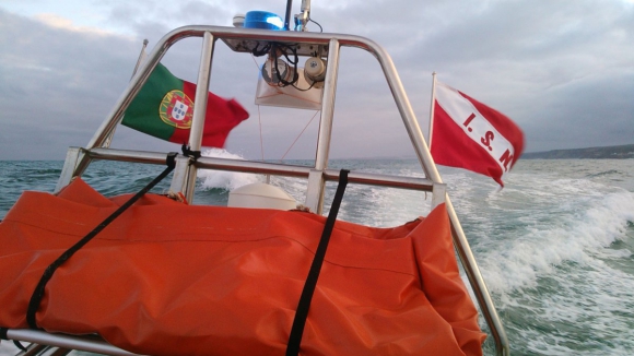 Resgatados tripulantes que caíram à água ao largo de Esposende