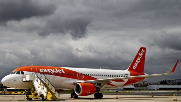 Copiloto da easyJet desmaia durante voo de Londres para Portugal