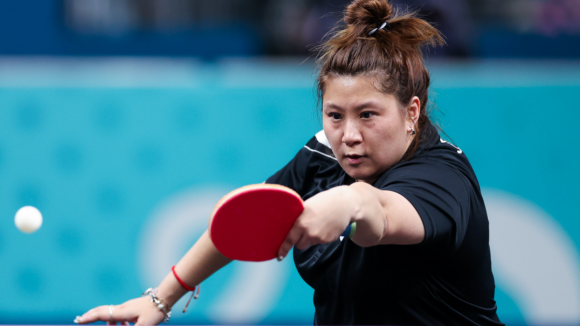 Paris2024. Jieni Shao segue em frente no ténis de mesa