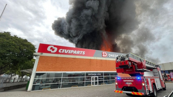 Incêndio deflagra em empresa na zona industrial do Porto