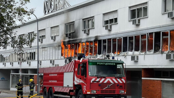 Grande explosão ouvida em empresa tomada pelas chamas na Zona Industrial do Porto