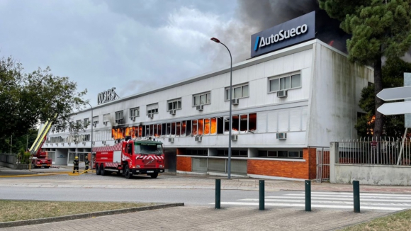 Chamas consomem centro de automóveis e cortam acessos à zona industrial do Porto