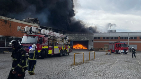 Incêndio na Zona Industrial no Porto encontra-se dominado