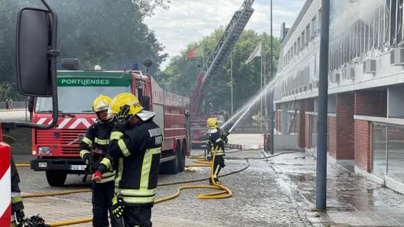 Avenida AEP parcialmente cortada ao trânsito devido ao incêndio na Zona Industrial do Porto