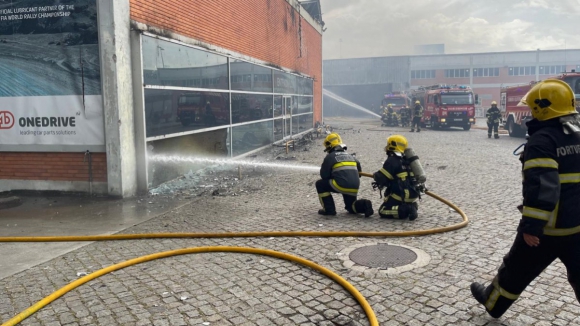 Incêndio na Zona Industrial do Porto não fez vítimas. Quase 100 operacionais no combate às chamas