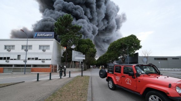 Trânsito normalizado nas vias envolventes à Auto Sueco no Porto após incêndio