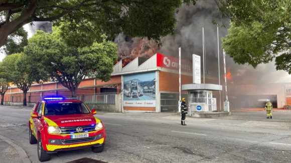 Incêndio na Auto-Sueco causa derrame poluente na Ribeira da Granja