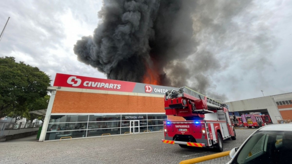 Trabalhadores da Auto-Sueco têm salários garantidos após incêndio e foram transferidos para dois edifícios da zona industrial 