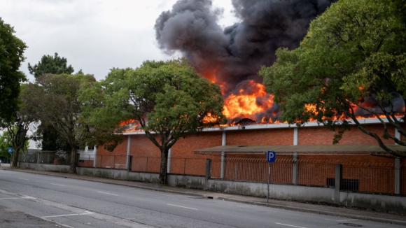 Incêndio na Auto Sueco entra em fase de rescaldo e deverá terminar até ao final do dia