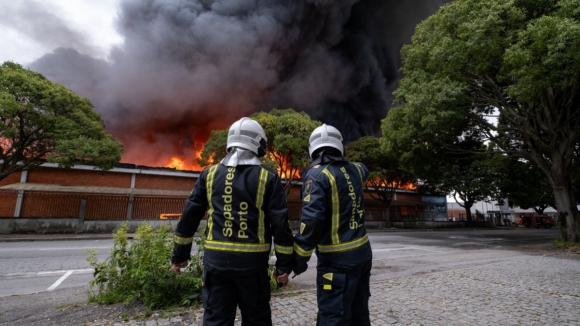 Banhos desaconselhados na praia das Pastoras devido a descarga poluente após incêndio no Porto