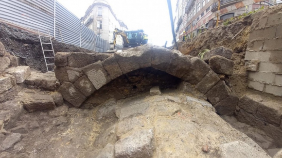 Descoberta ponte medieval em escavações da Metro do Porto