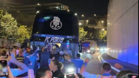 Adeptos recebem jogadores no Estádio do Dragão após conquista da Supertaça