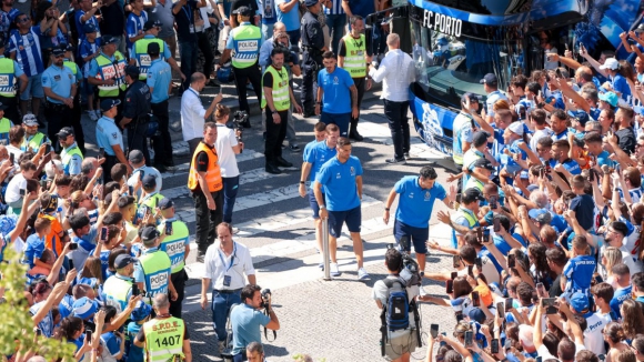 FC Porto lança passatempo "Recebe a equipa a sair do autocarro"