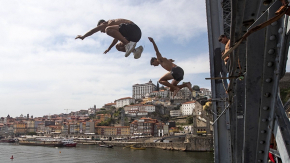 &ldquo;A ponte &eacute; a nossa vida&rdquo;. Jovens da Ribeira fazem as del&iacute;cias dos turistas ao saltar da Ponte Lu&iacute;s I