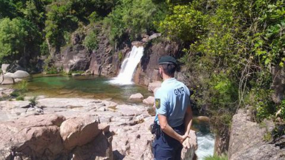 GNR alerta para riscos nas cascatas do Gerês: "Não confunda a serra com a praia"