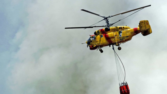 Sete helicópteros no combate ao "forte reacendimento" do incêndio em Vimioso