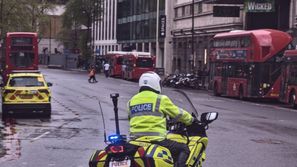 Uma criança e uma mulher esfaqueadas no centro de Londres