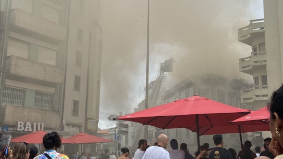 Incêndio deflagra em telhado de restaurante na Praça dos Poveiros