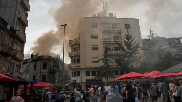 Incêndio no centro do Porto começou em conduta de exaustão e provoca dois desalojados