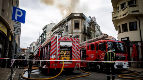 Sete desalojados no incêndio que deflagrou em restaurante no centro do Porto