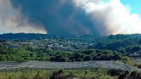 Fogo em Penafiel sofre "reativação muito forte" e faz oito feridos