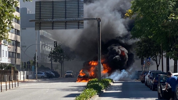 Carro consumido pelas chamas junto ao NorteShopping