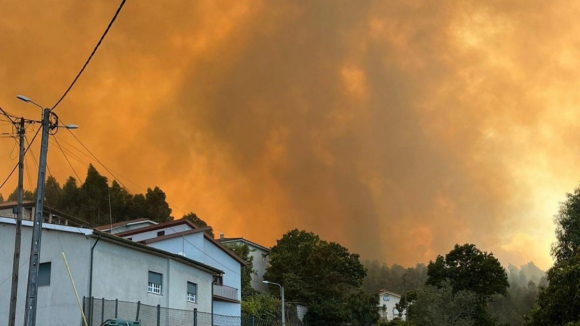 Dois bombeiros feridos no combate às chamas em Penafiel