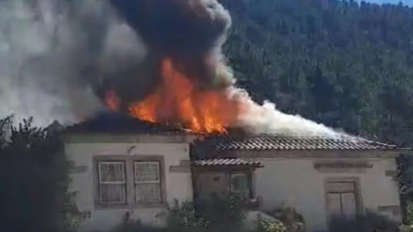 Casa consumida pelas chamas em Terras de Bouro