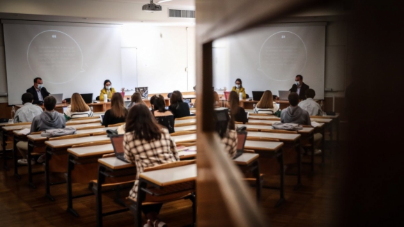 Estudantes deslocados com bolsa vão receber apoio de 40 euros por mês para deslocações