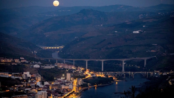 Portugueses de olhos postos na super Lua que iluminou o céu