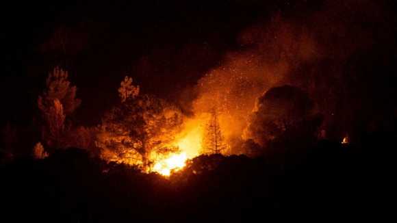 Incêndio em Arcos de Valdevez combatido por mais de uma centena de operacionais