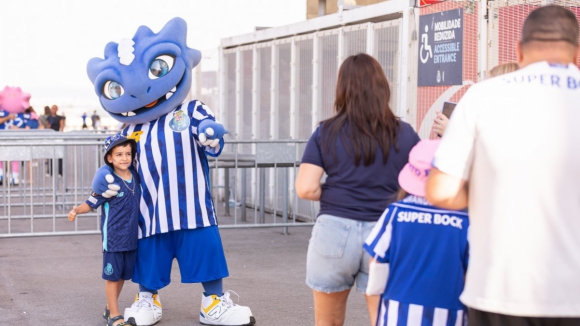 FC Porto: Enchente 'azul e branca' pinta Estádio do Dragão